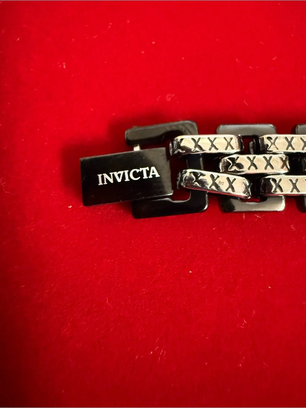 Invicta branded bracelet Diamond-cut finish for added sparkle Stainless stee